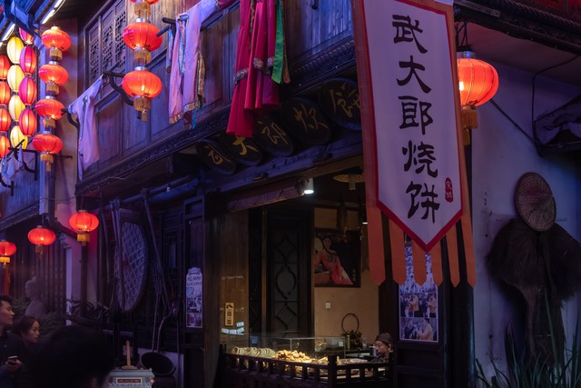 女孩遭未婚夫背叛嫁给穷小子,20岁女孩嫁给男子后被无情的抛弃