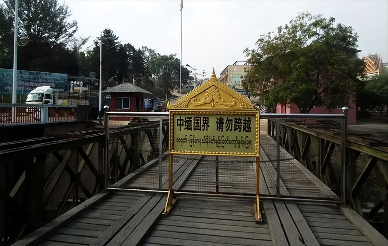 许多缅甸女孩从两国边境“翻墙”来到中国，只为从事这个行业