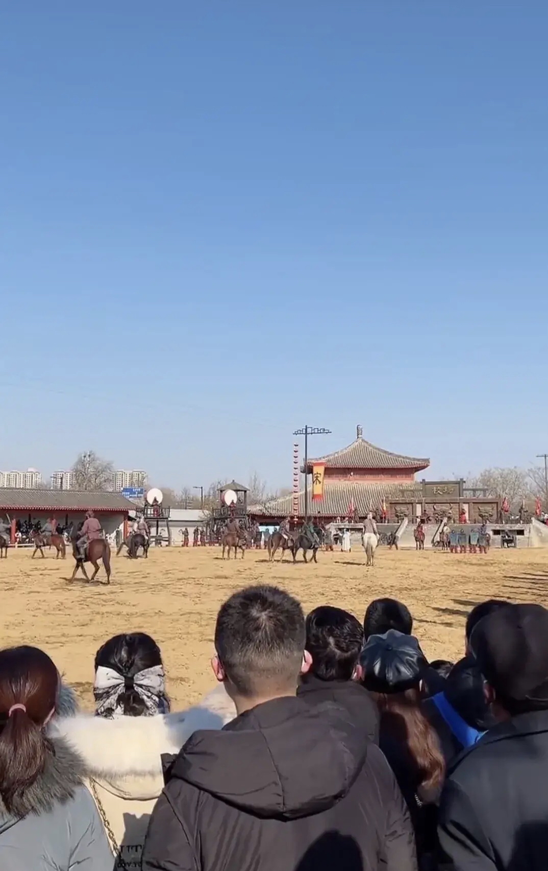 大年初一开封清明上河园人山人海,大年初一的清明上河园是人山人海