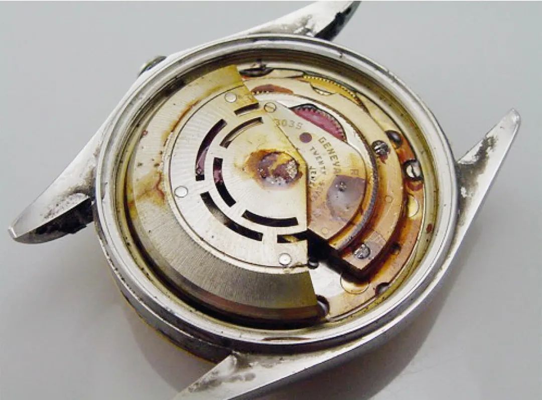 防水300米的潜水表可以戴着游泳吗,100米的潜水表可以潜水吗