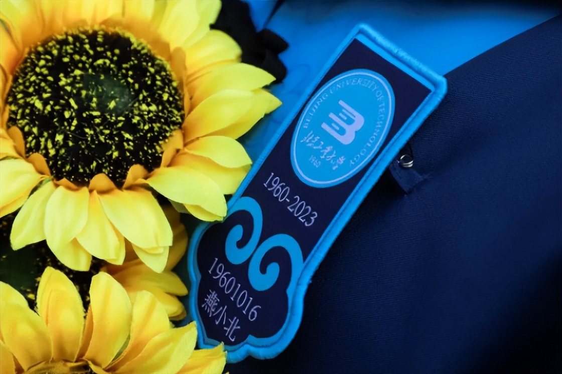 高校送毕业生限量版毕业礼物,全国多所高校为毕业生定制礼物