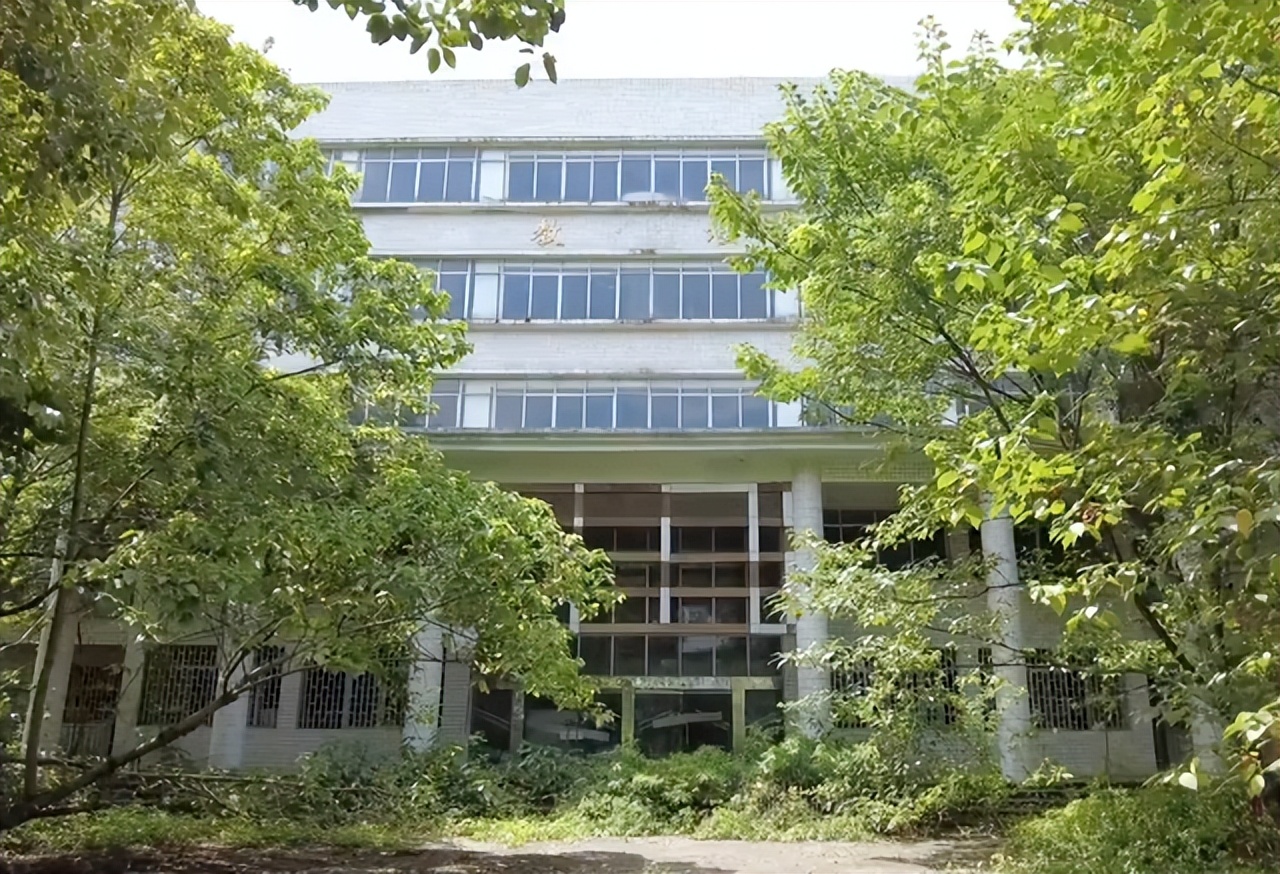 北碚这所中专校园荒废了13年还保留完好；30多年前比大学还吃香