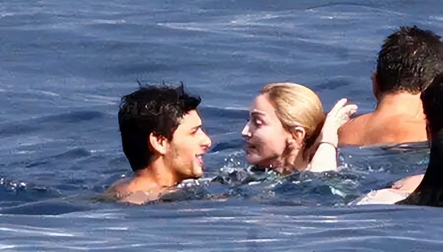 不雅视频和裸照多次泄露，知名女星的神秘情史