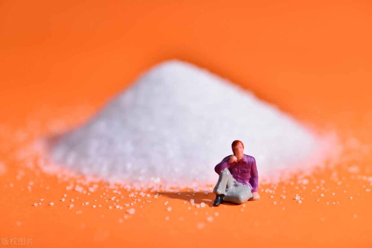 女性分泌咸水是什么原因,为什么女性排出的尿是黄色的