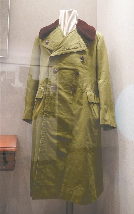 1952年*颖超邓**生病,周恩来去颐和园看望她,提醒卫士:一定要买票