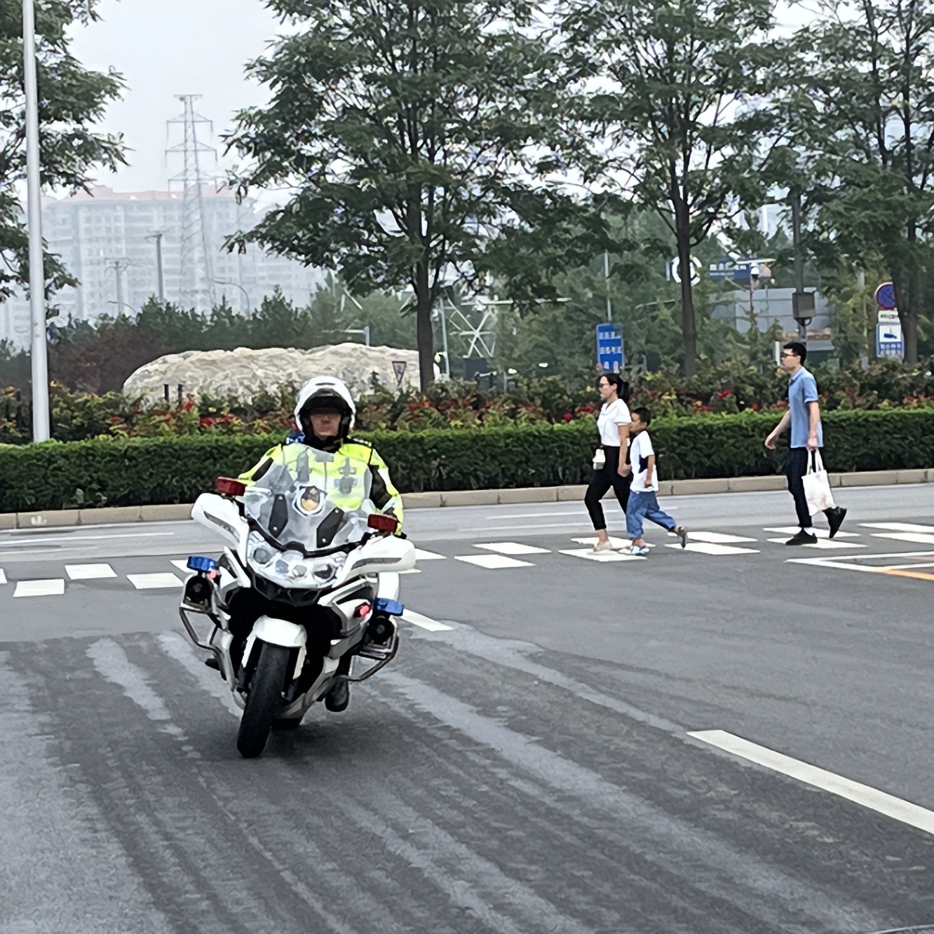 交警铁骑夜间巡逻突遇出警,警察故事报警那一段