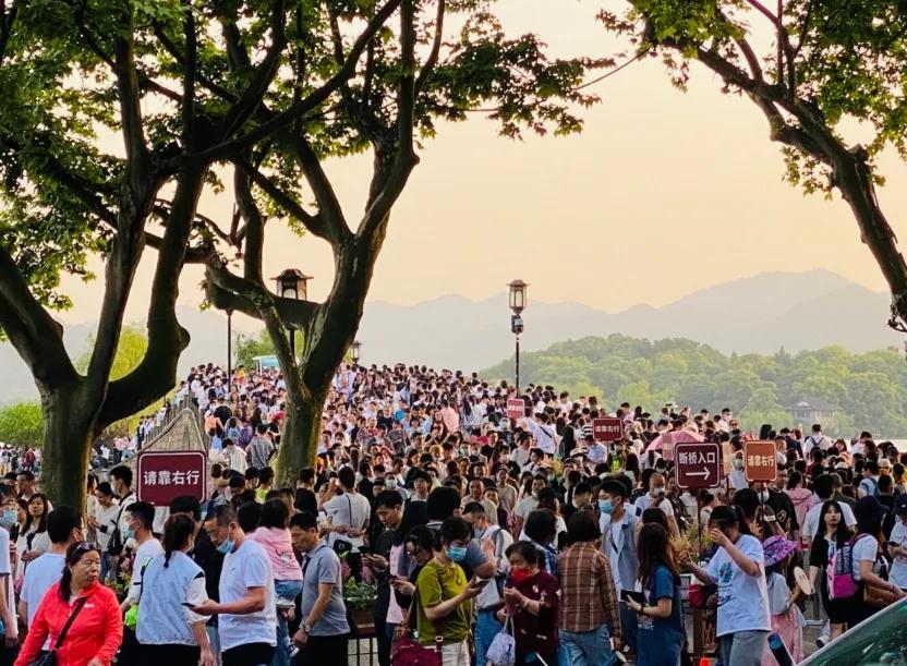 五一旅游爆满口红效应,经济不好为何口红会大卖