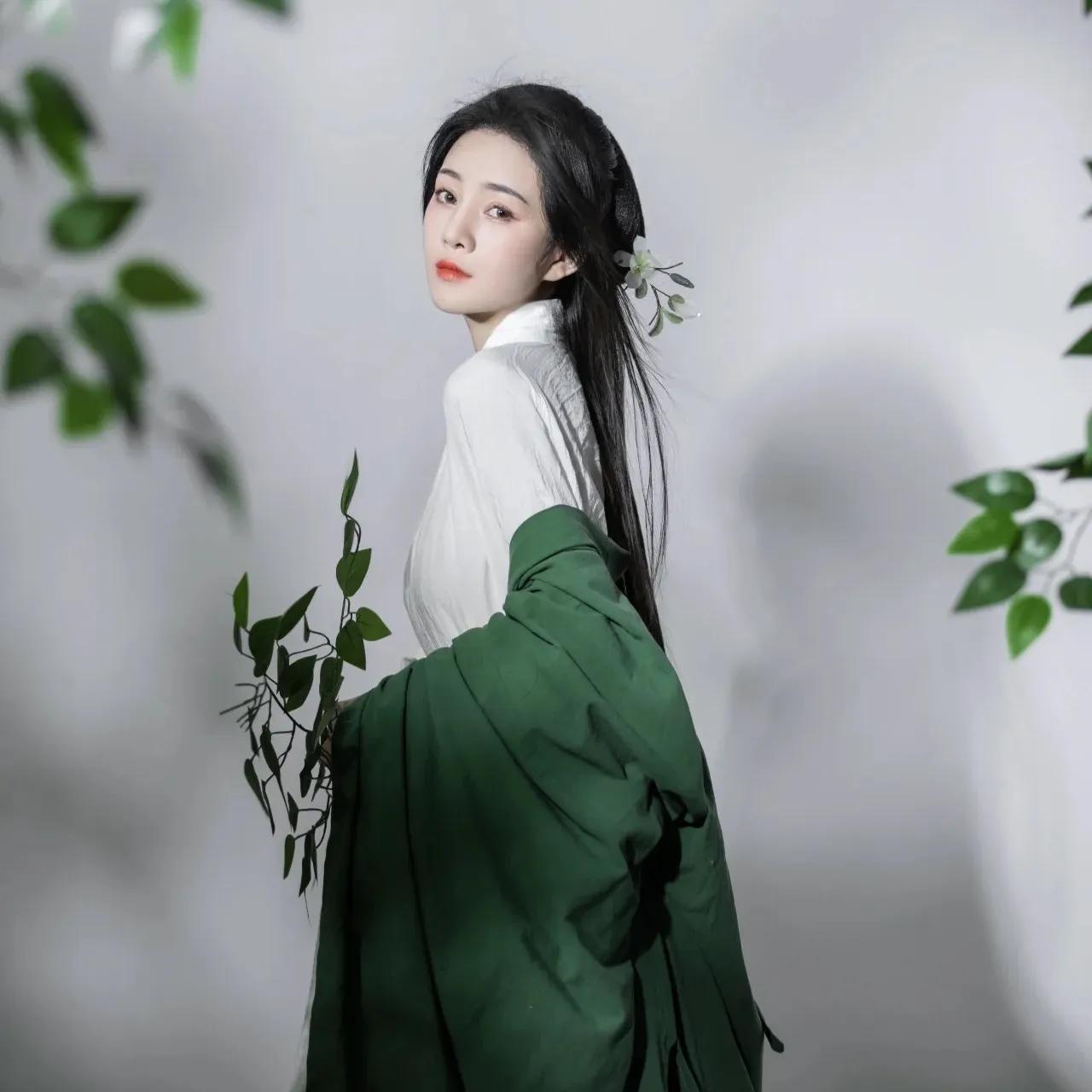 公主冒着生命危险救下*国亡**太子，还为他抛下身份离开皇宫闯荡江湖