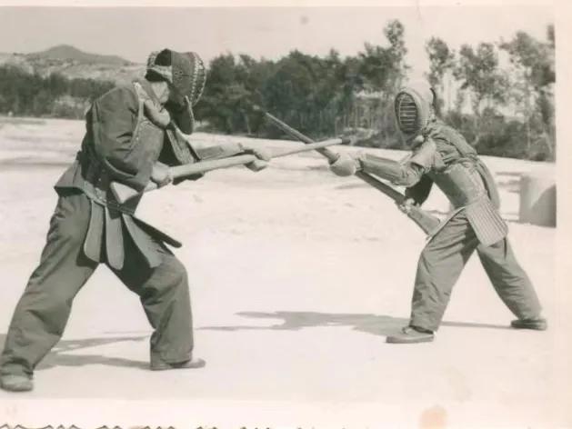 一等功老兵隐姓埋名36年采访,一等功退伍老兵慰问战士