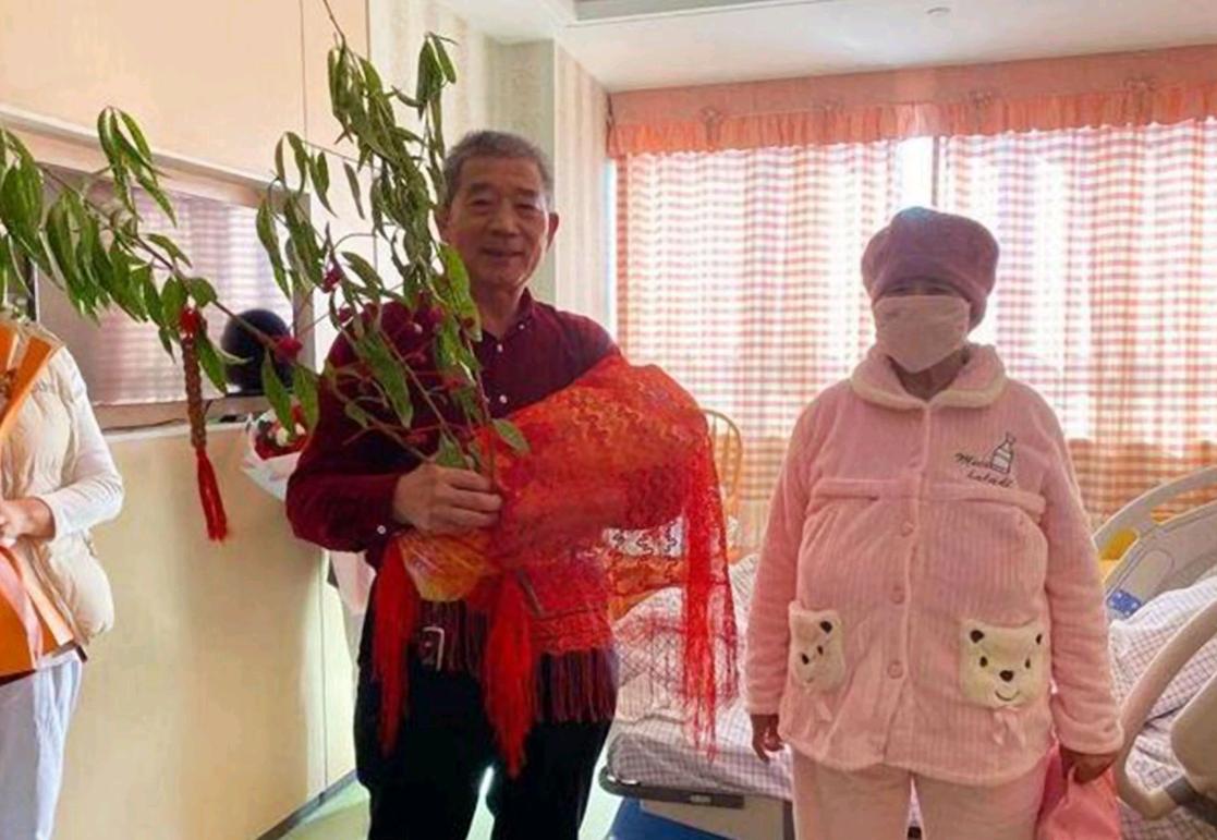 60岁失足老人生下双胞胎现状,60岁冒死生下双胞胎的老太太