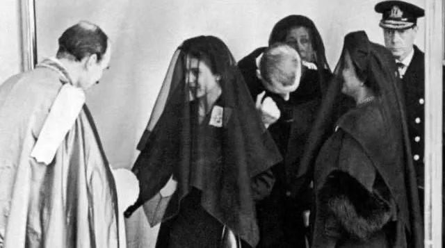 穿黑色套装,秋冬穿黑色套装