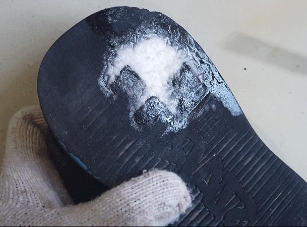 把502胶水滴在插座上,把502胶水滴在纯净水里