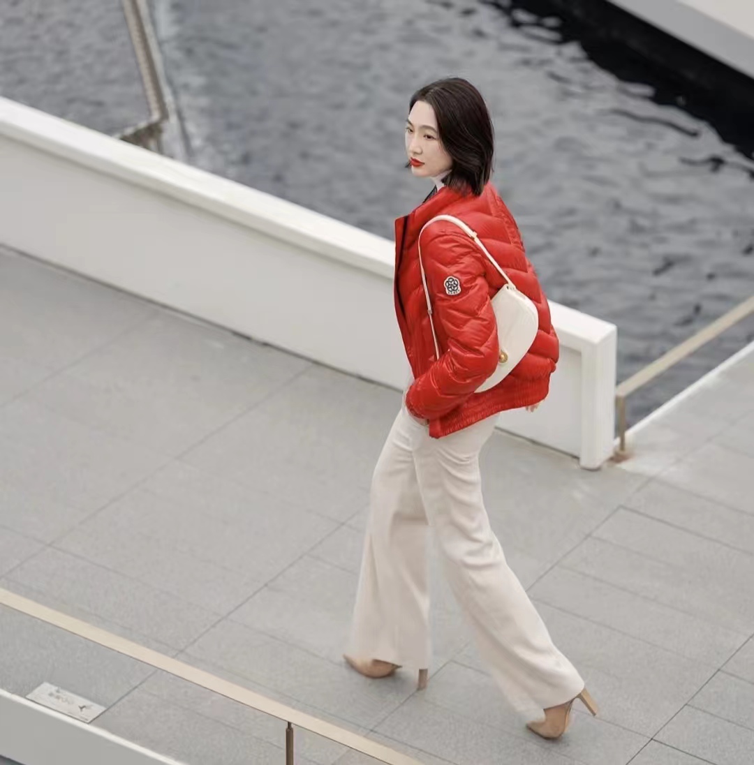 冬季穿什么颜色的羽绒服最百搭,流行的冬季羽绒服颜色搭配