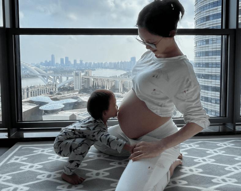 郑恺苗苗官宣证件照,郑恺苗苗晒照