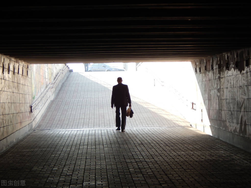 胸口上方中间疼痛大病前兆,胸前心血管