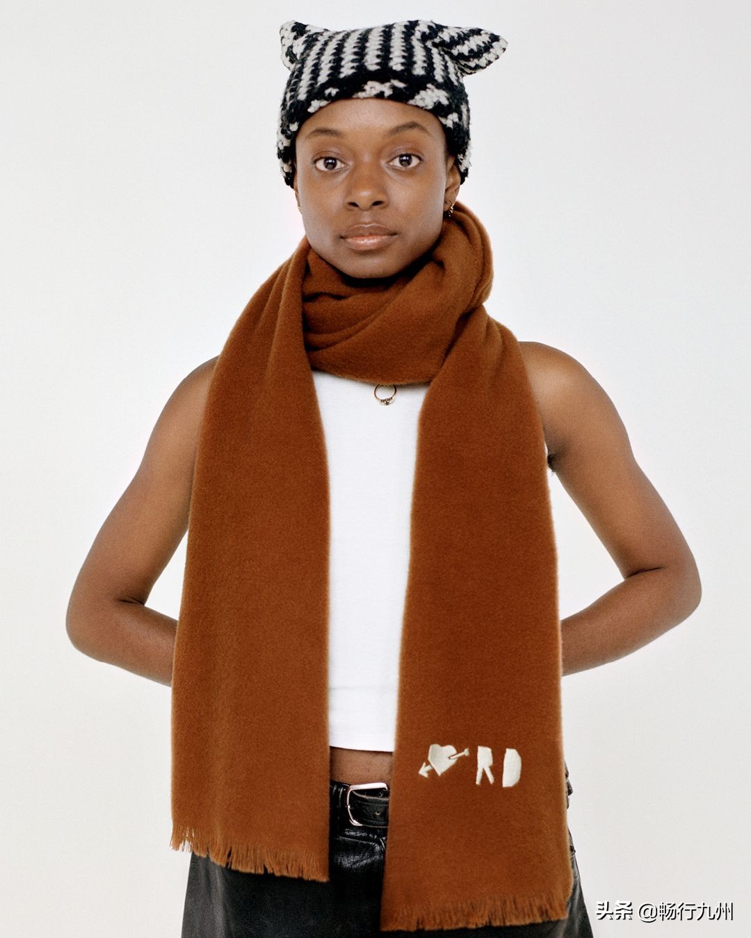 秋冬流行的大牌围巾,必备的三款颜色围巾