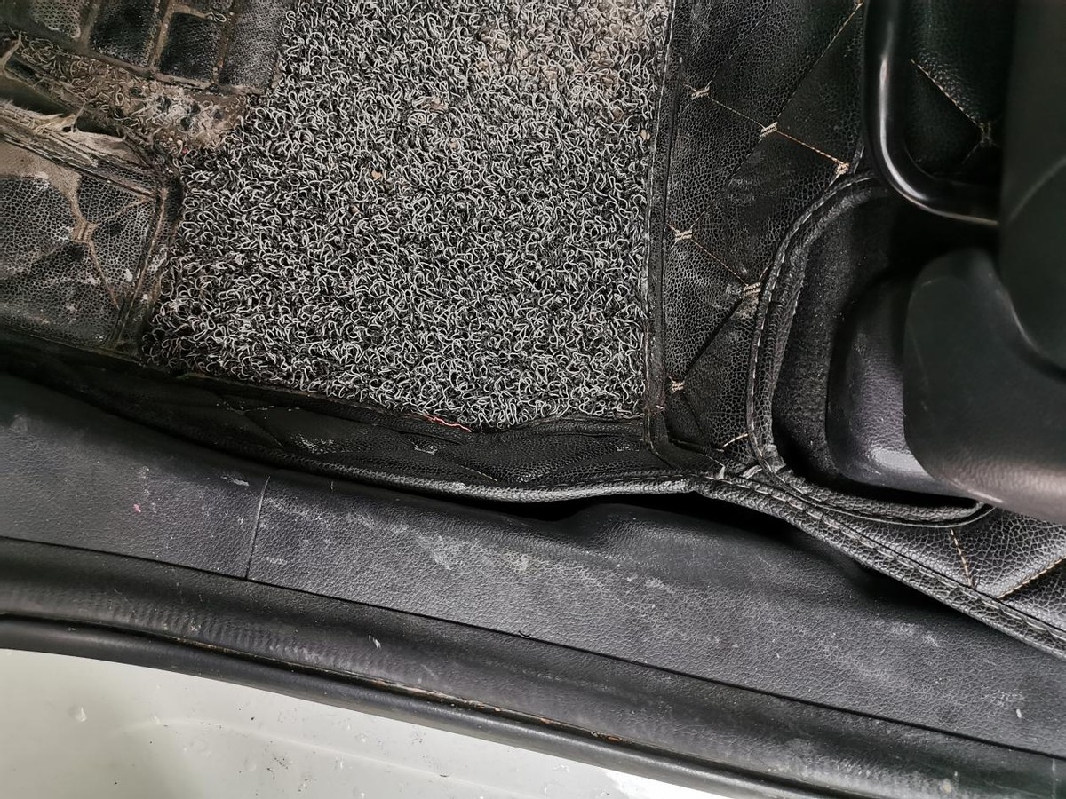 汽车里一股臭脚味,汽车脚垫有臭味怎么消除