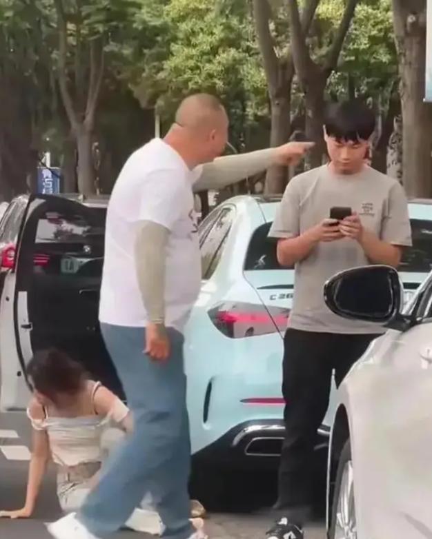 南京光头男打人事件后续面临后果,南京光头打人事件警方处理