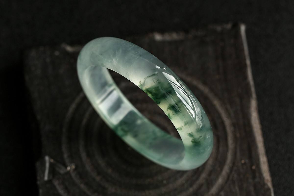 几十元的飘花手镯是真的吗,捡漏绿飘花手镯