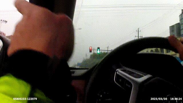 外卖小哥带着孩子送外卖警察帮忙,外卖小哥在十字路口执勤