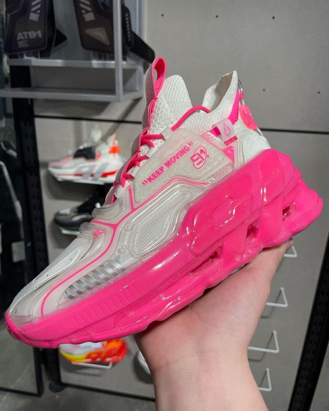 谷爱凌同款跑鞋太帅了，镂空跑鞋科技感强，安踏设计赶超李宁？