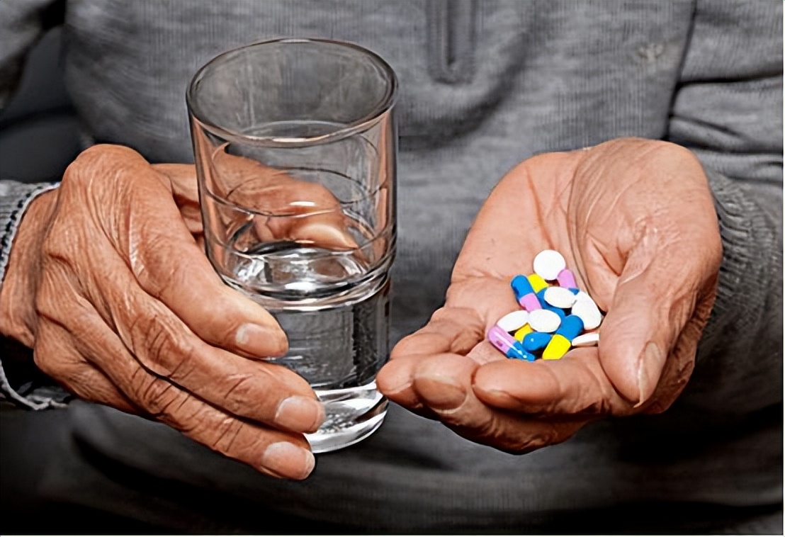 大脑开始“萎缩”时，身体一般会出现这4种反应，不妨仔细观察