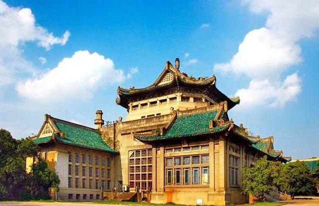 武汉大学被誉为最美大学主要不在于樱花，而在于其建筑和山水园林