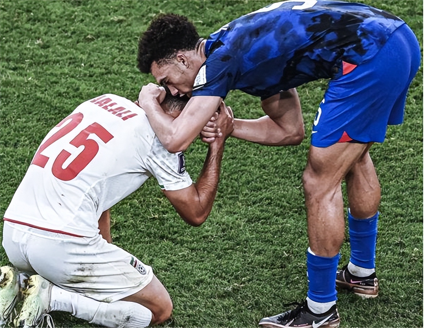 伊朗球员赛后跪地痛哭视频,伊朗球员痛哭