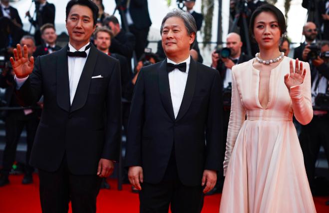 把最火的王心凌，与尴尬的汤唯放在一起，明星的遮羞布碎了一地