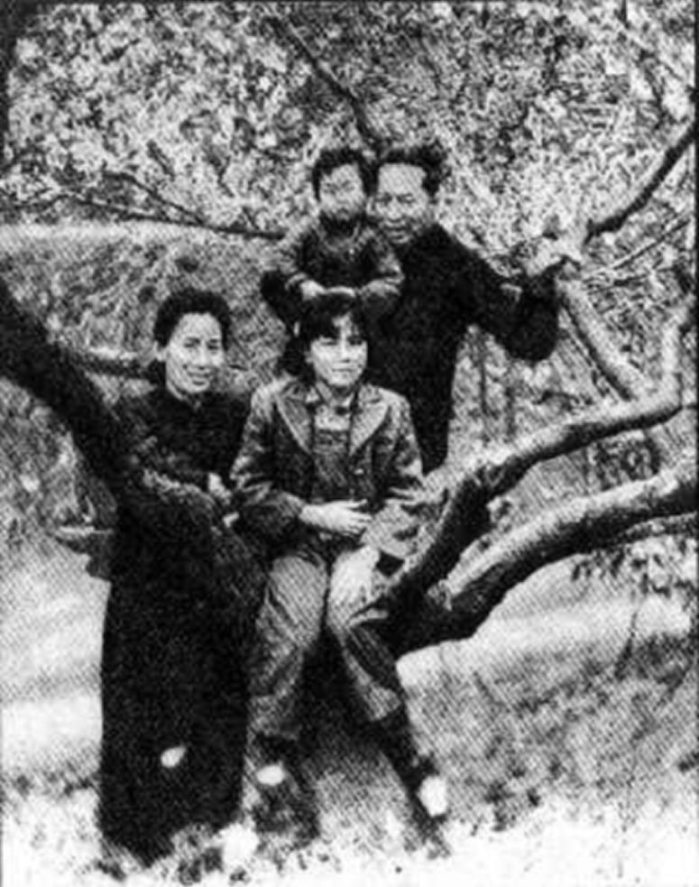 叶挺的两任妻子：原配童养媳离婚后皈依佛门，第二任妻子共赴生死