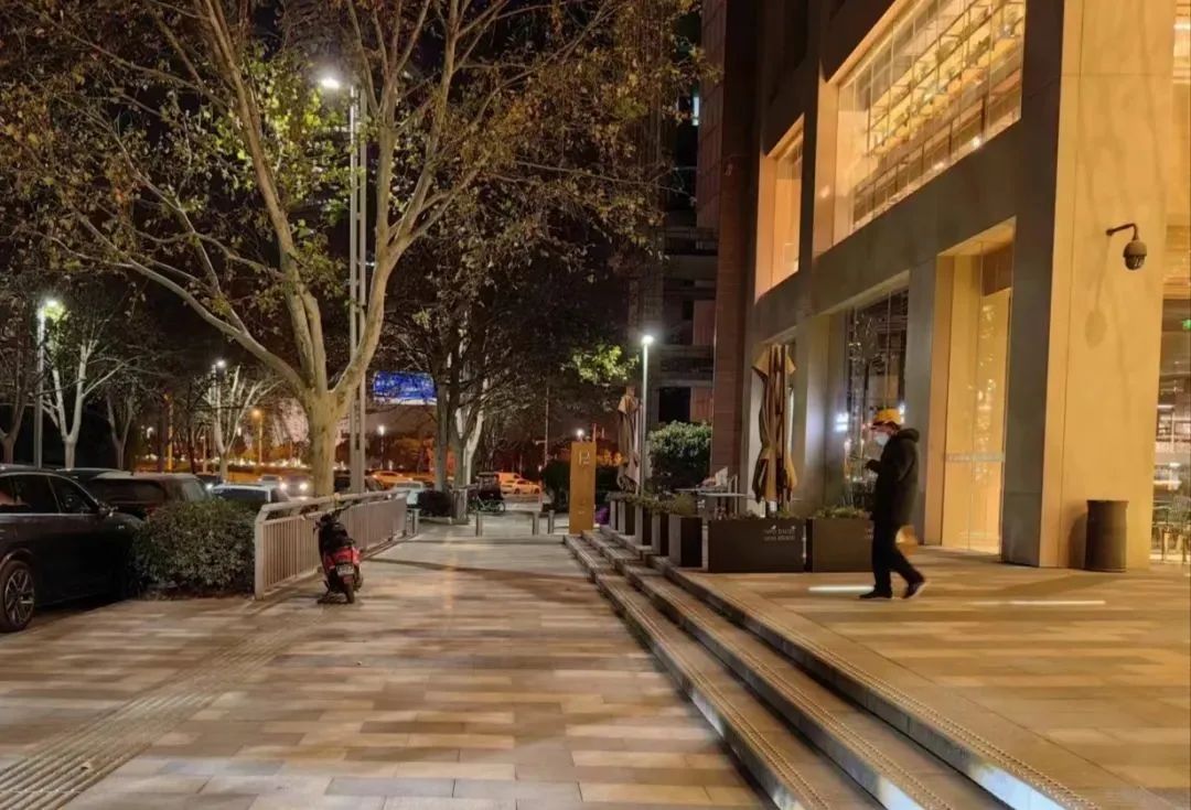 员工、骑手、顾客都阳了，饮品店如何熬过“最后的寒冬”？