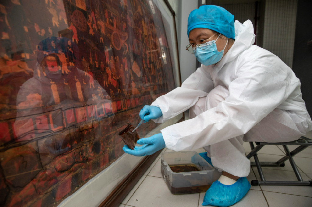 【北京文化守护人】何秋菊：给漆棺“看病”