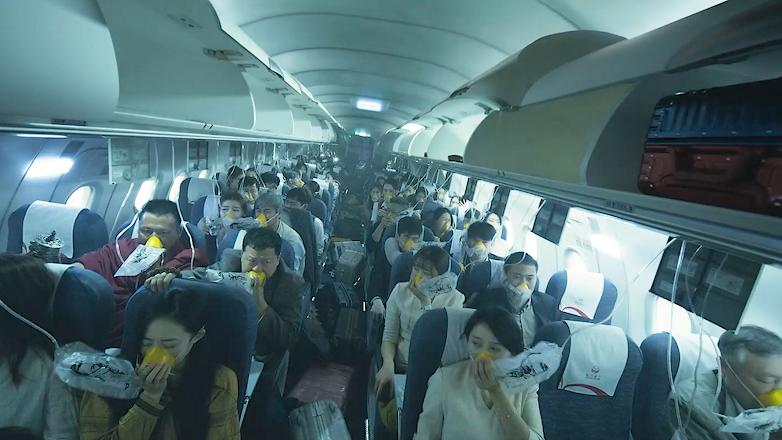 飞机挡风破裂数百人被困万米高空,玻璃破裂飞机迫降视频