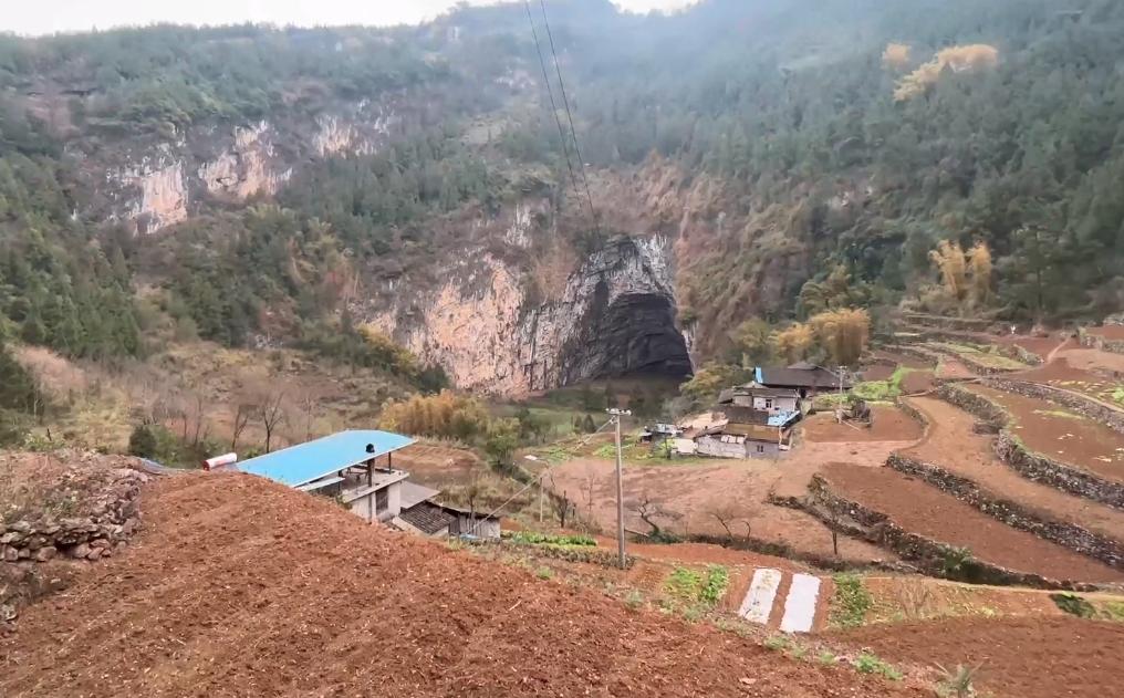 重庆天坑下的5户人家,重庆天坑底部住着5户人家