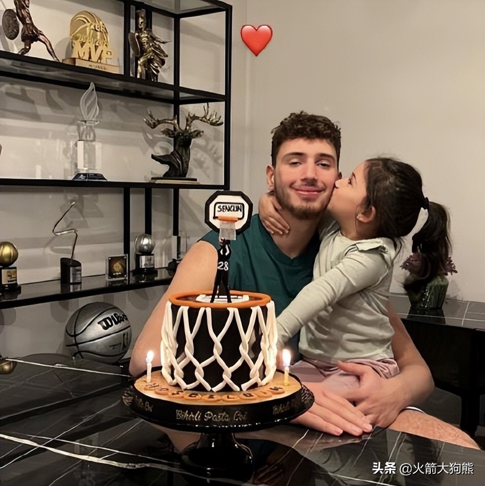 温馨一幕!申京为小侄女过生日,定制的“申京打球”蛋糕创意十足