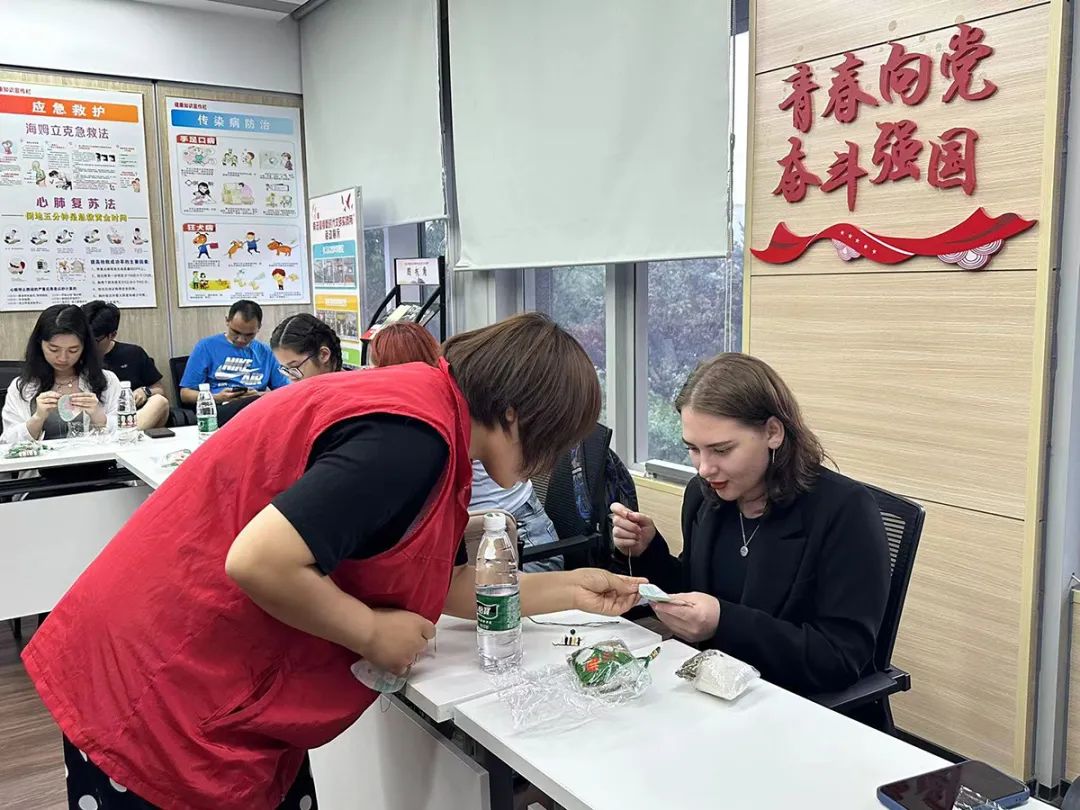 包粽子外国人,包粽子体验手工