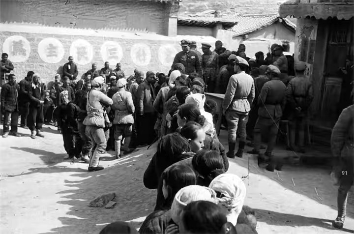 蒋介石一生中唯一一次到延安，看了毛*东泽**的窑洞，大呼后悔