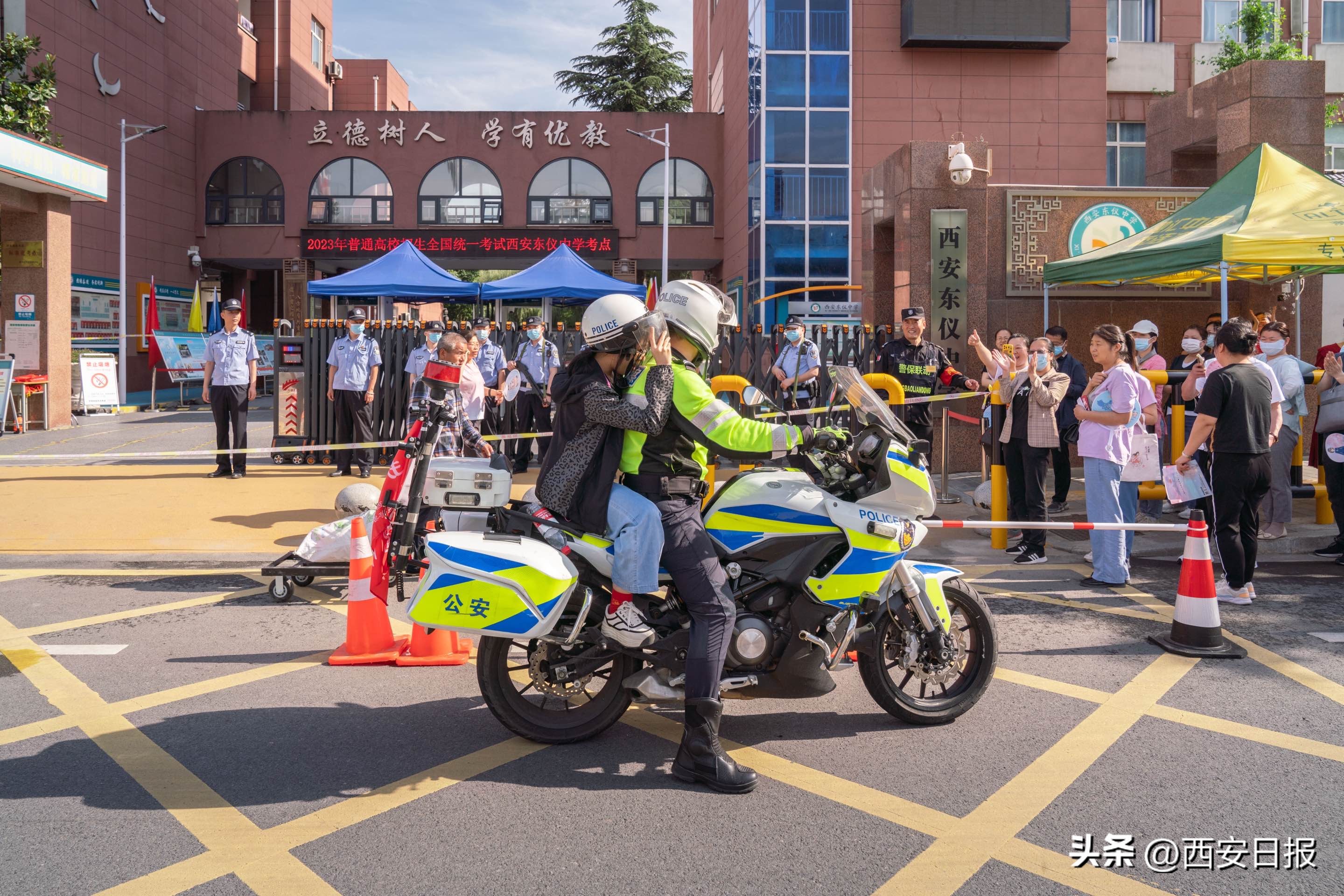 考生忘带身份证交警火速帮补办,考生忘带身份证交警飞驰护送办证