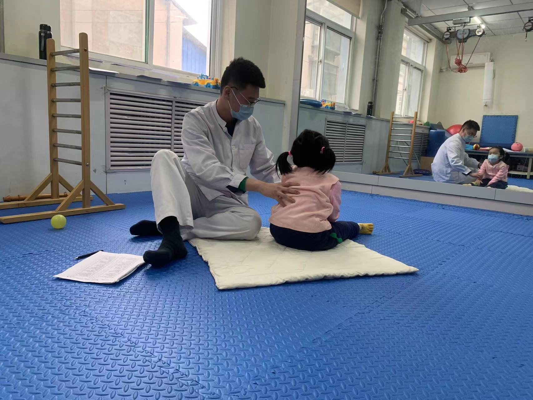 教孩子穿袜子要教半个月，男从业者难以启齿自己的工作…儿童康复治疗师：不认可是服务人员，我们希望被看见