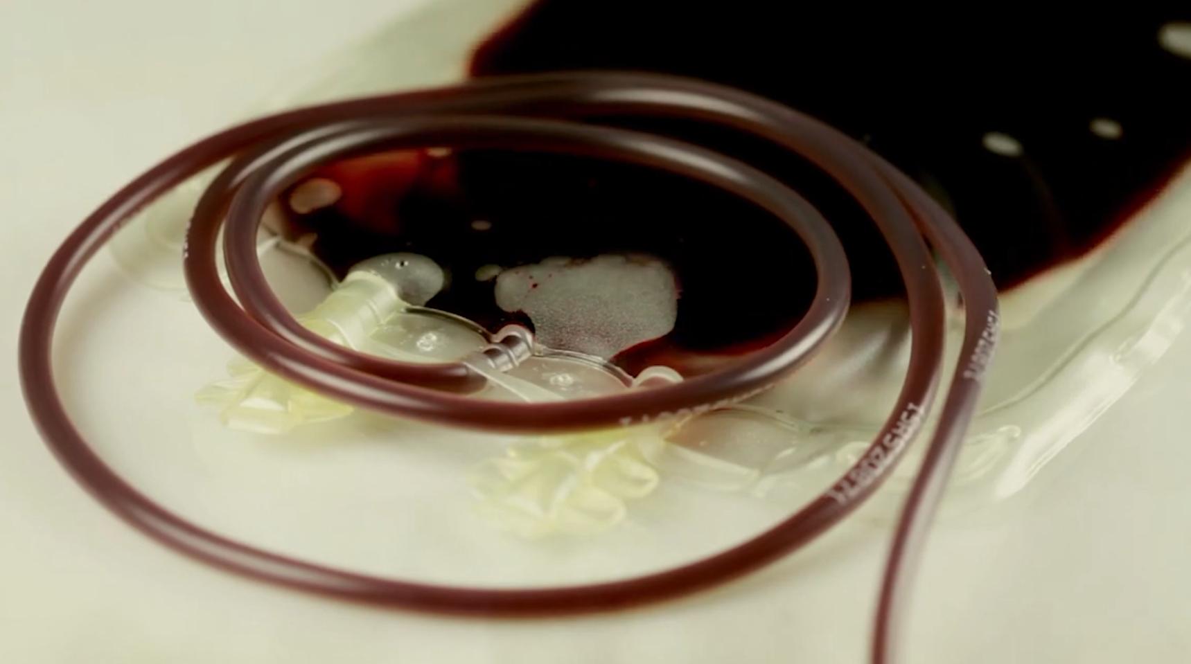 靠人血年赚3000亿,毒血散布全球,美国如何沦为*血卖**天堂?