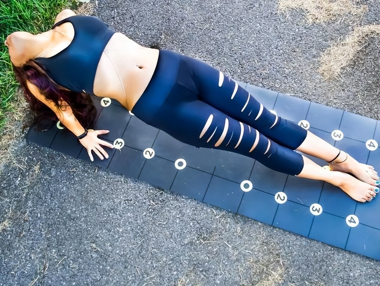 练瑜伽反板式腿抽筋，手腕疼？这样调整就对了