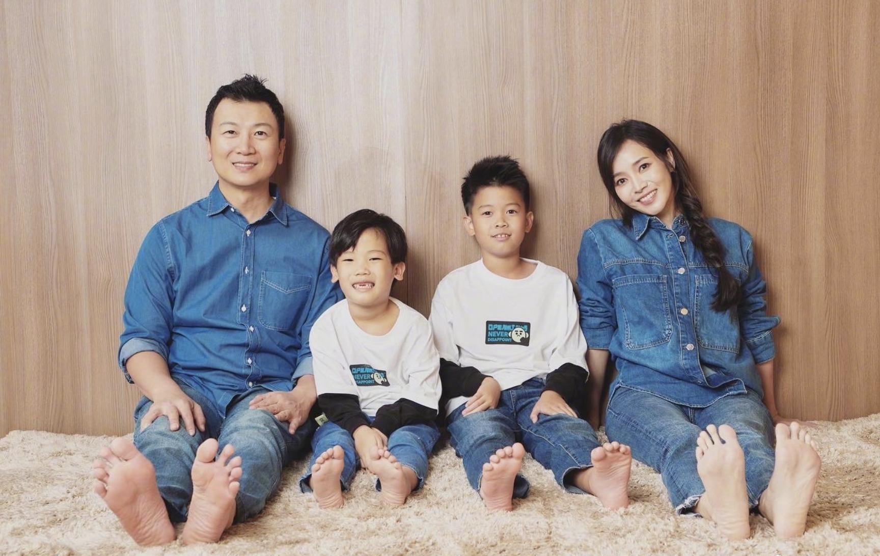 侯佩岑周杰伦见父母全家福,侯佩岑庆祝结婚11周年