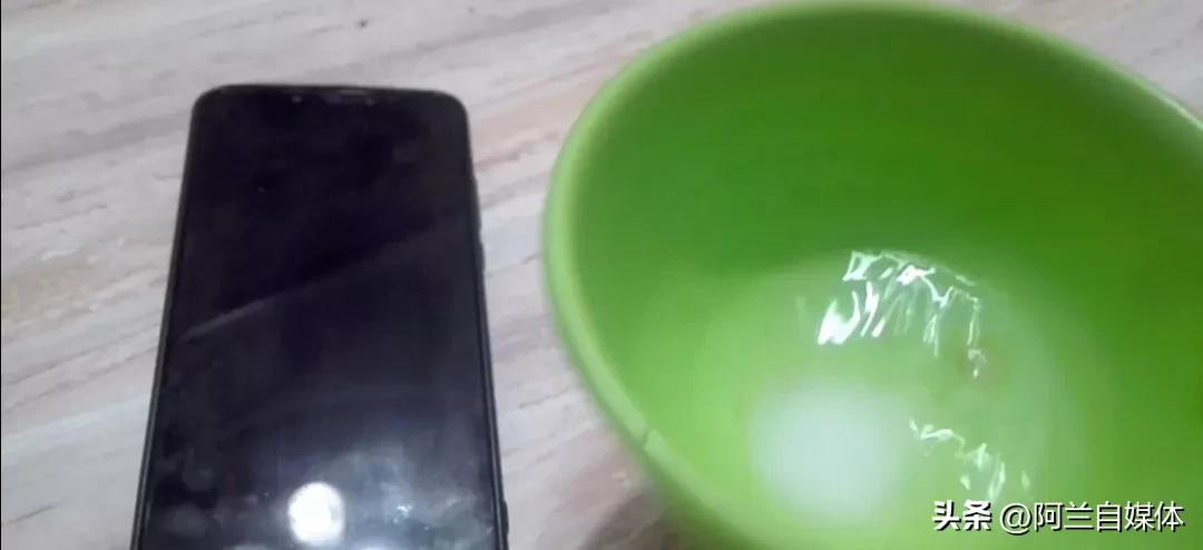 手机屏幕最正确的清洁方法,手机屏幕脏了怎么擦才正确