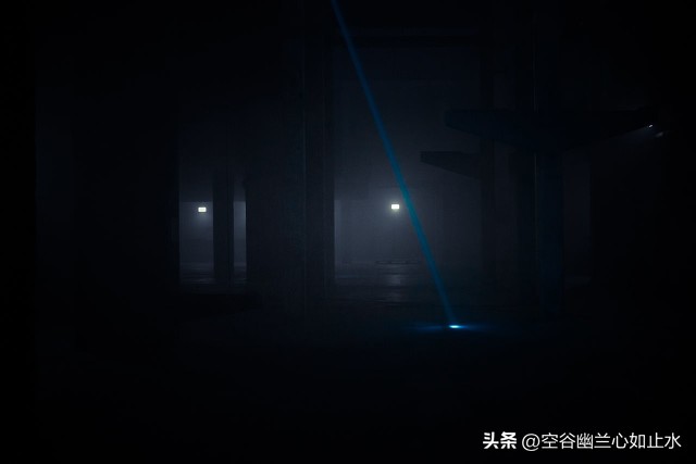 在迷茫的黑夜里指引我们前行,我们要在黑暗中不慌不忙的坚强