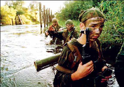 俄罗斯小学生有多硬核？格斗射击样样精通，连坦克都能熟练操作