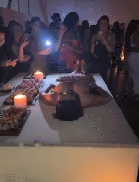 让全裸女模特当餐盘，寿司放身上供宾客享用，9岁女儿也在场