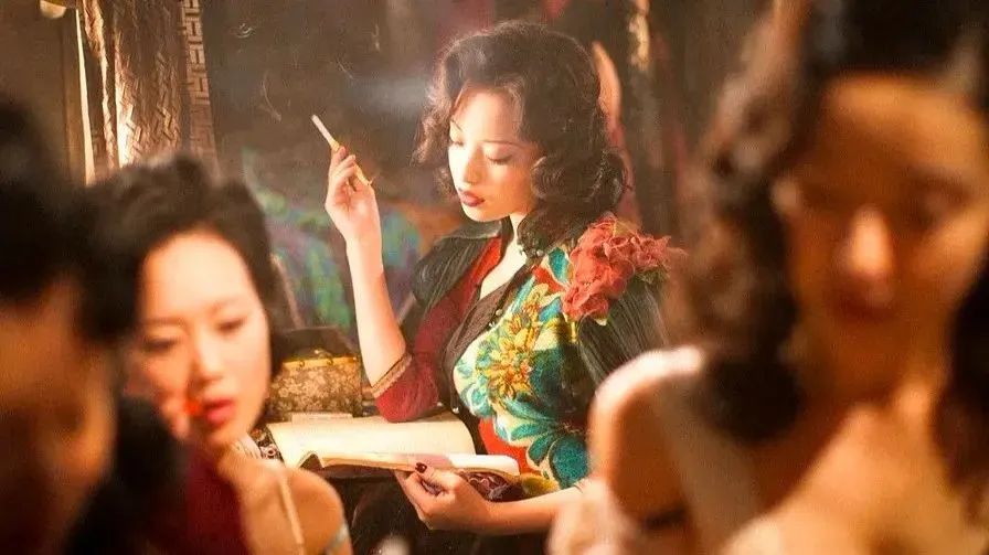 赵盼儿被逼下跪,爱情宝典里赵盼儿是清白之躯吗