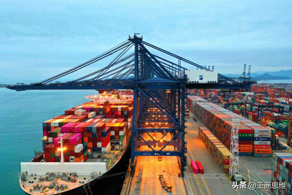 空集装箱大量堆积码头,空货柜堆积如山