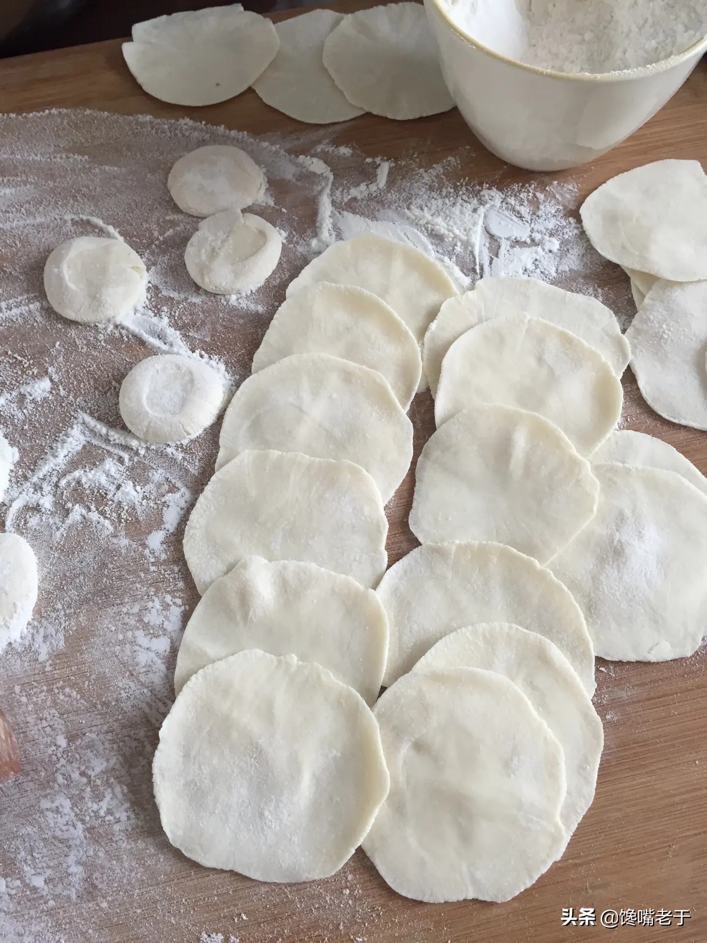 买面粉中筋和高筋哪个好,买面粉时怎样分别面粉好坏