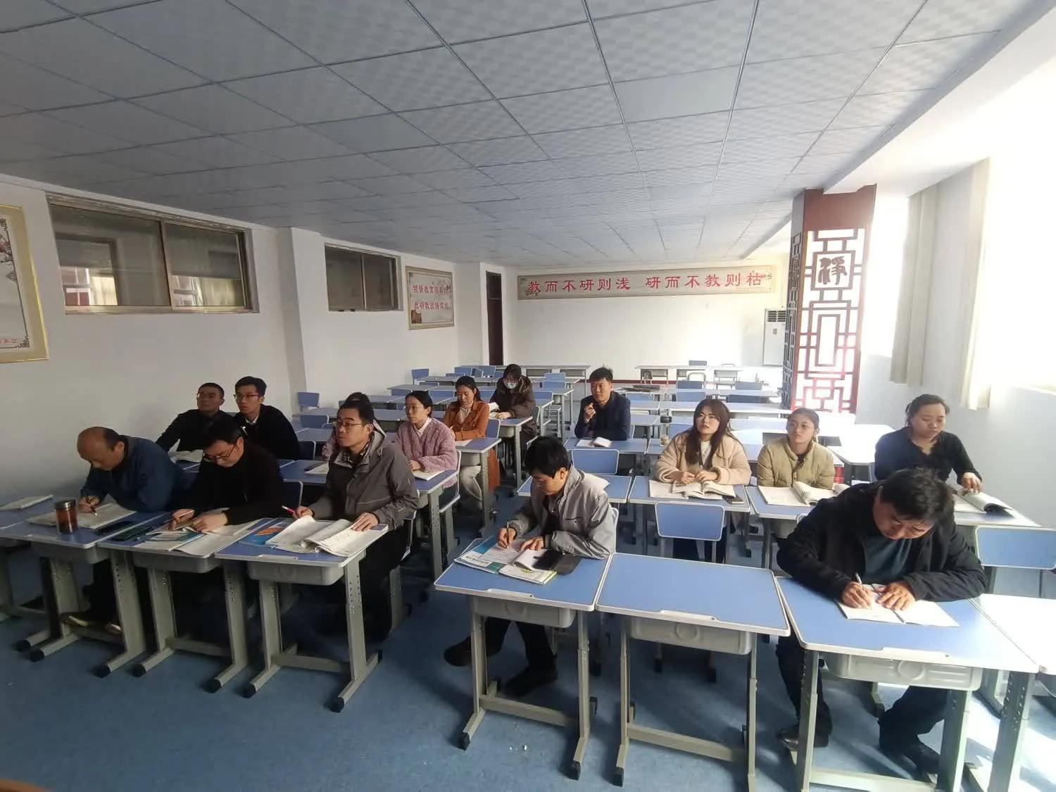 浠庢湰璐ㄤ笂鍋氬埌涓轰汉甯堣〃鏁欑爺鎬荤粨,鍑濆績閾稿笀榄傛暀鐮旇偛鏂颁汉